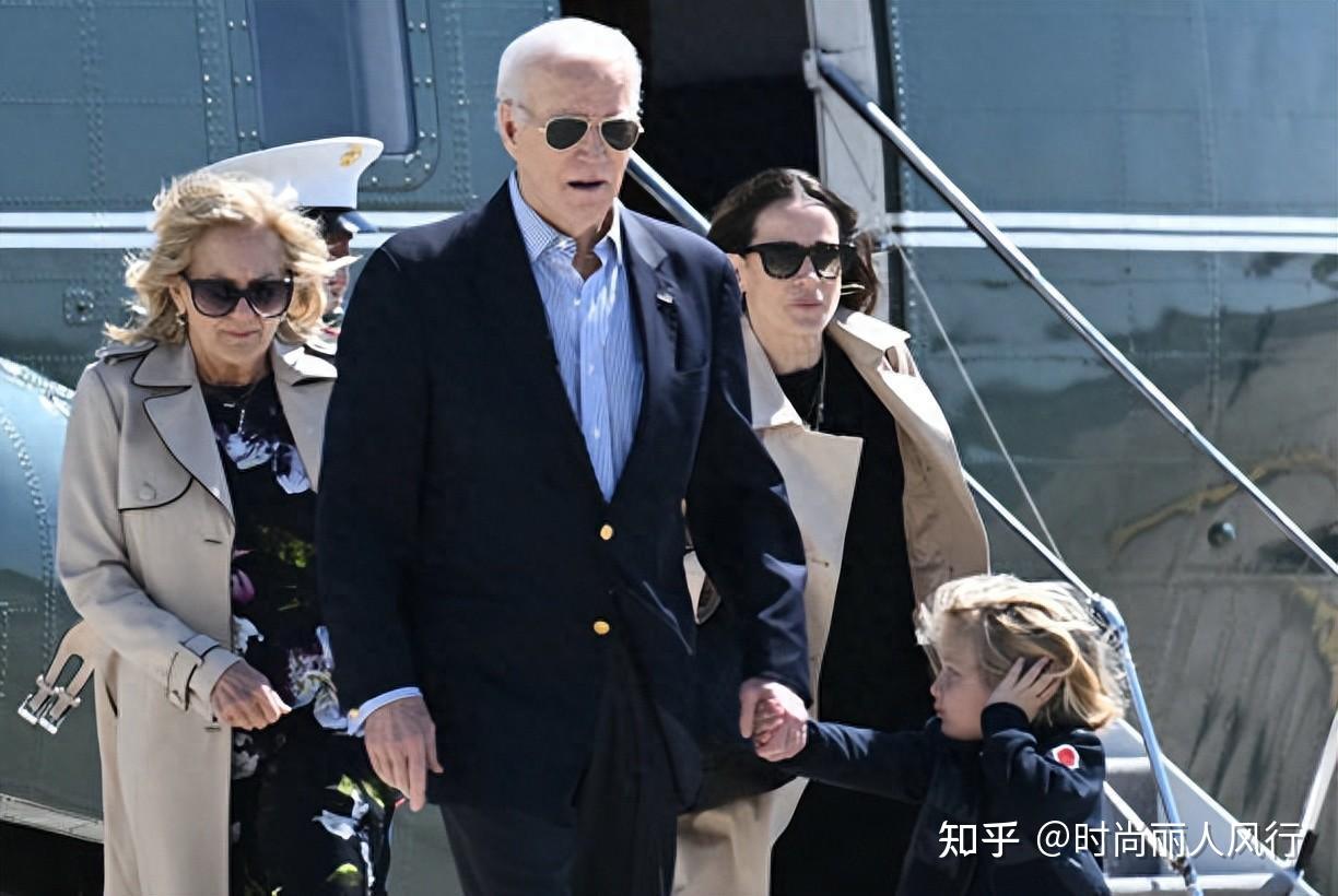 拜登全家出去过周末牵着3岁小孙子很有爱第一千金穿风衣美翻