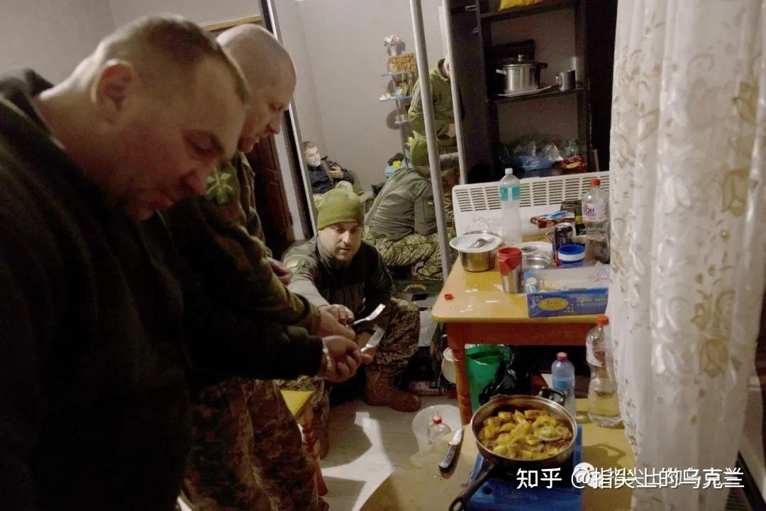 12月4日俄乌战争第284天原创视频街访基辅民众最新小摊肉制品及蔬菜