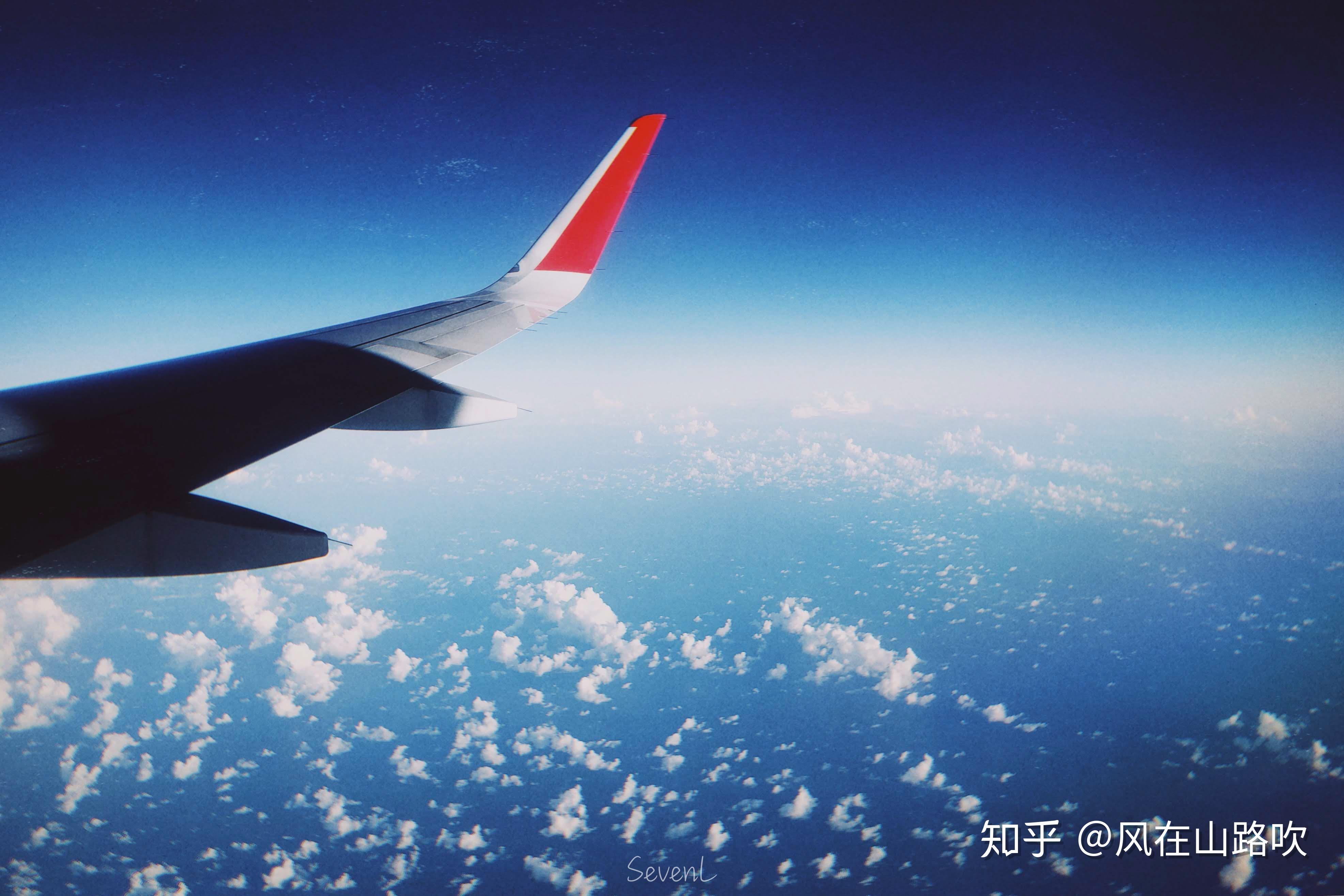 国庆十一朋友一起去坐飞机旅行图片素材免费下载 - 觅知网