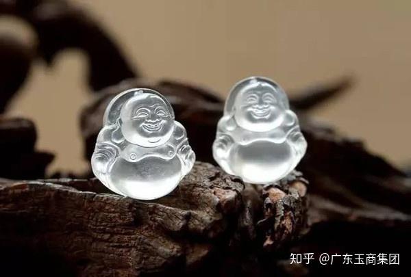 小沈阳给老婆买的是不是翡翠手镯?玻璃和玻璃种翡翠的区别原来在这