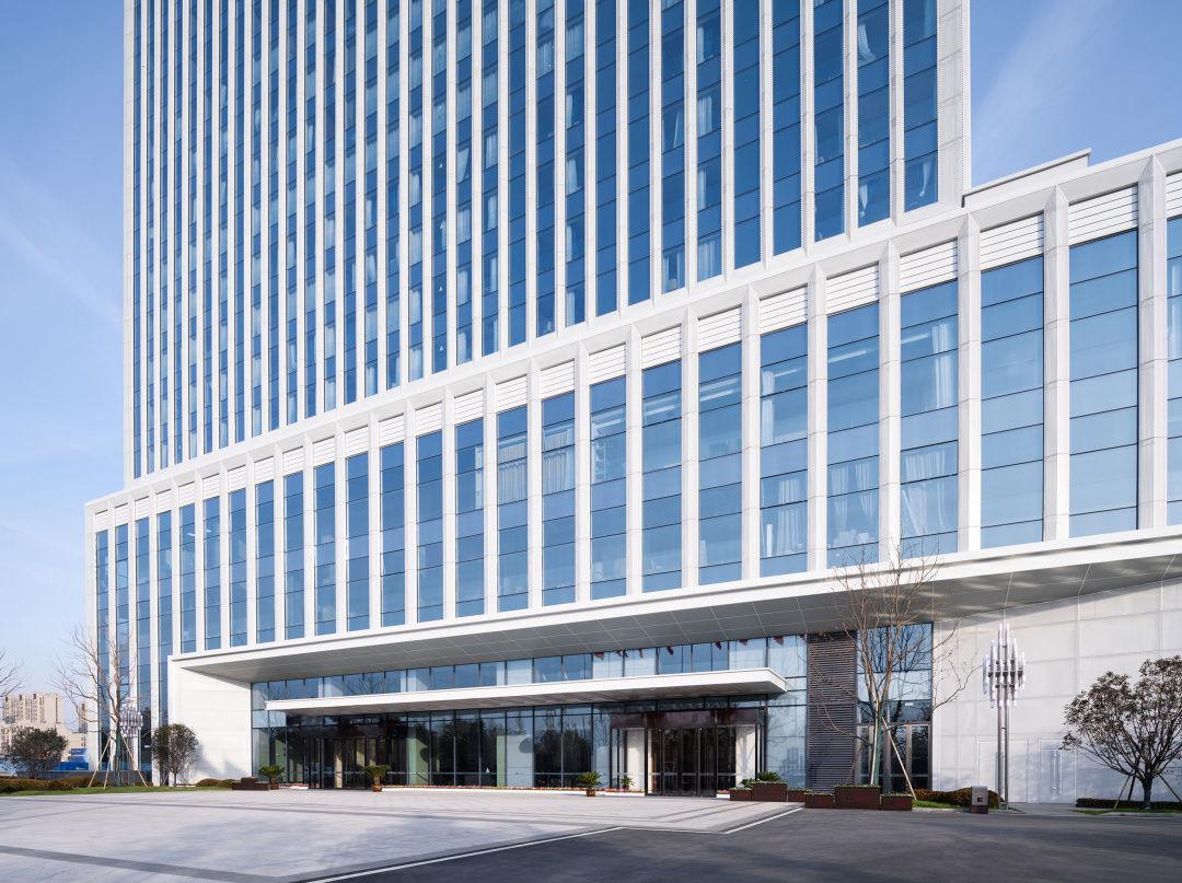 玻璃幕墙完全舍弃了常用开启扇,采用"穿孔板 内平台通风器"形式,为