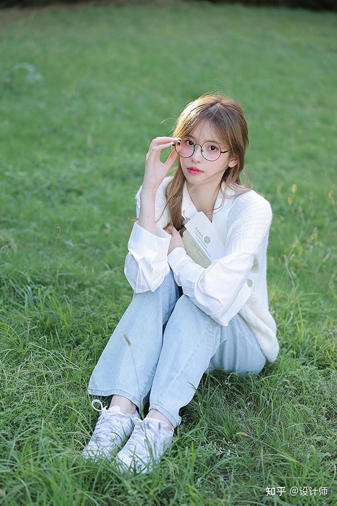 到草地拍照,一般都是野餐或者游玩,所以在姿势上大家可以随性一点,不