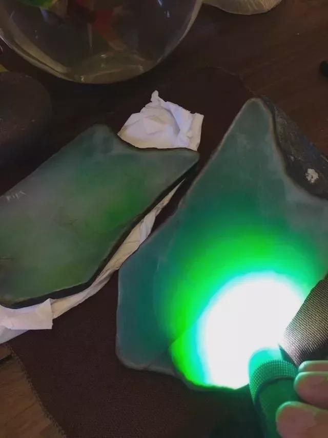 12万买的翡翠赌石第一刀表现极差再切一刀没想到切出一片绿