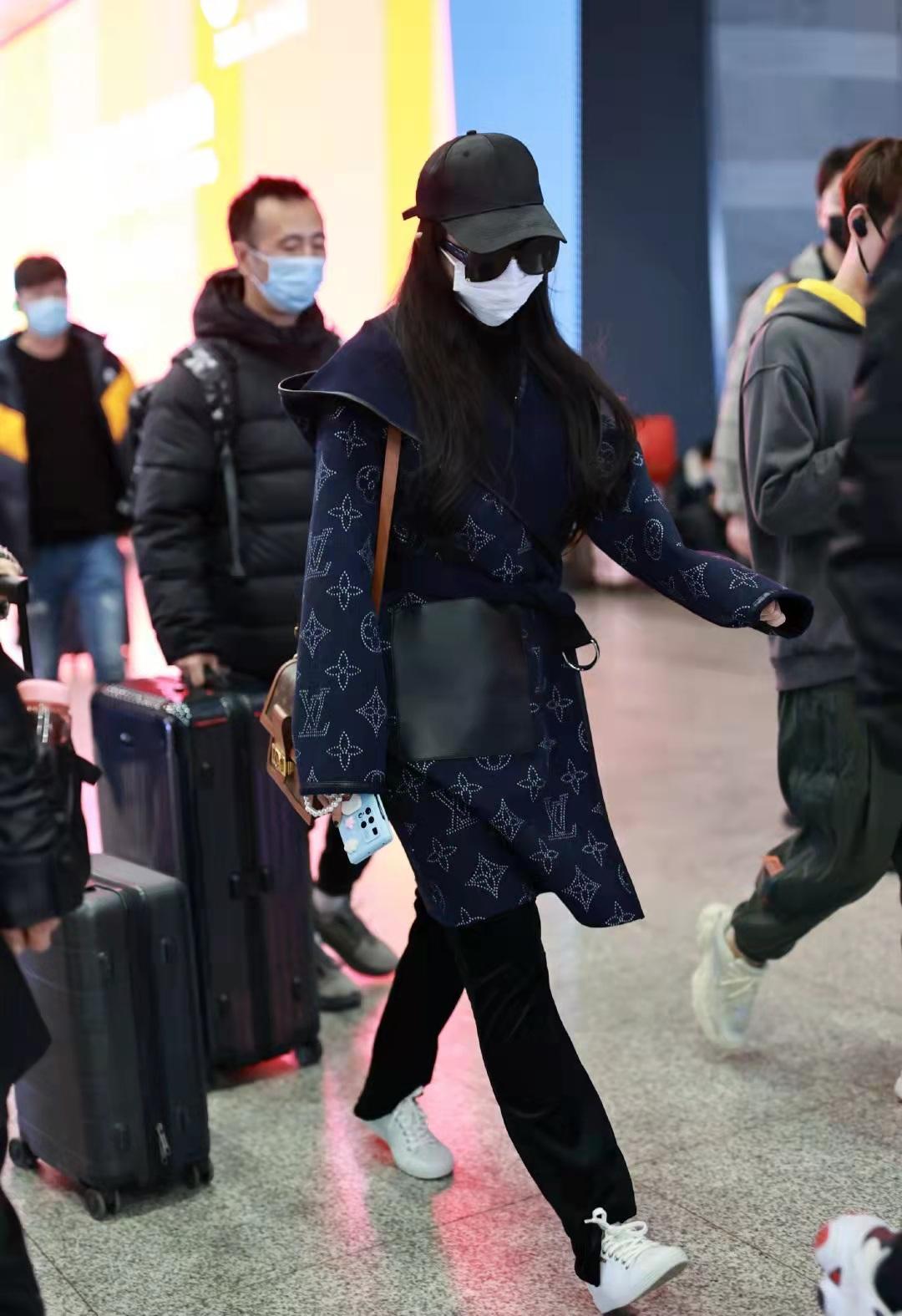 刘亦菲穿蓝色lv提花风衣保暖又时尚配黑色长裤小白鞋显瘦有气场