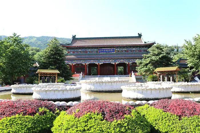 657亩,绿化覆盖面积达75%以上,属北京西山自然风景区园内安葬有马季