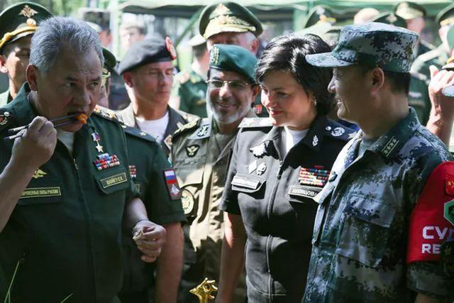 俄罗斯国防部长谢尔盖·绍伊古参加完开幕式后,乘车前往民族菜肴大师