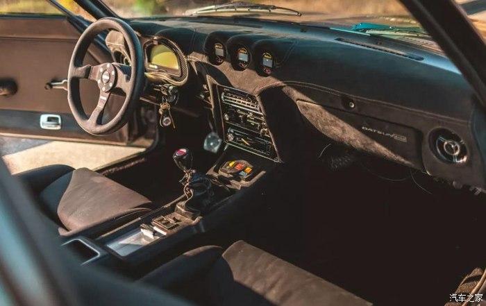 内饰大量使用了alcantara材质,质感满分,中控中间的三个空调出风口也