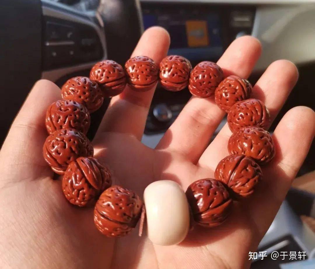 文玩人吃桃子,一丝不剩,桃核制作的手串,包浆之后真美! - 知乎