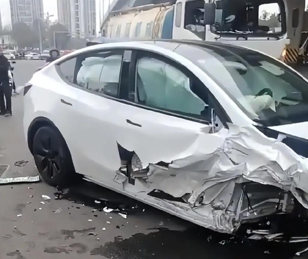 特斯拉又要背锅成都11车连撞事件最新通报