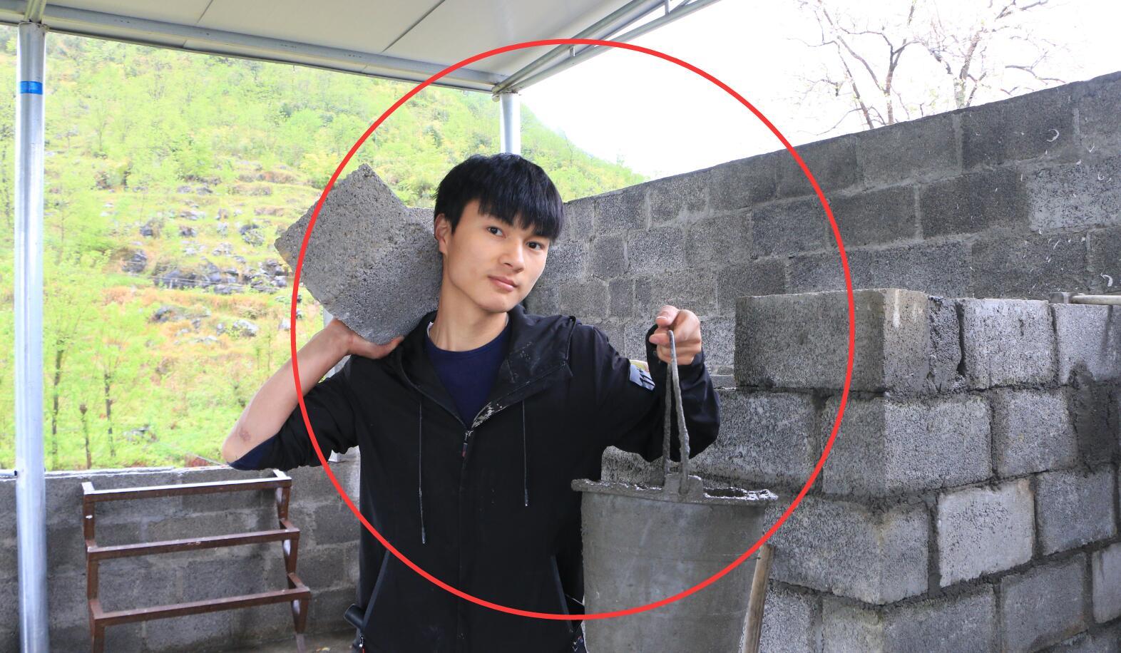 90后农村小伙不去城里打工却选择在农村板砖