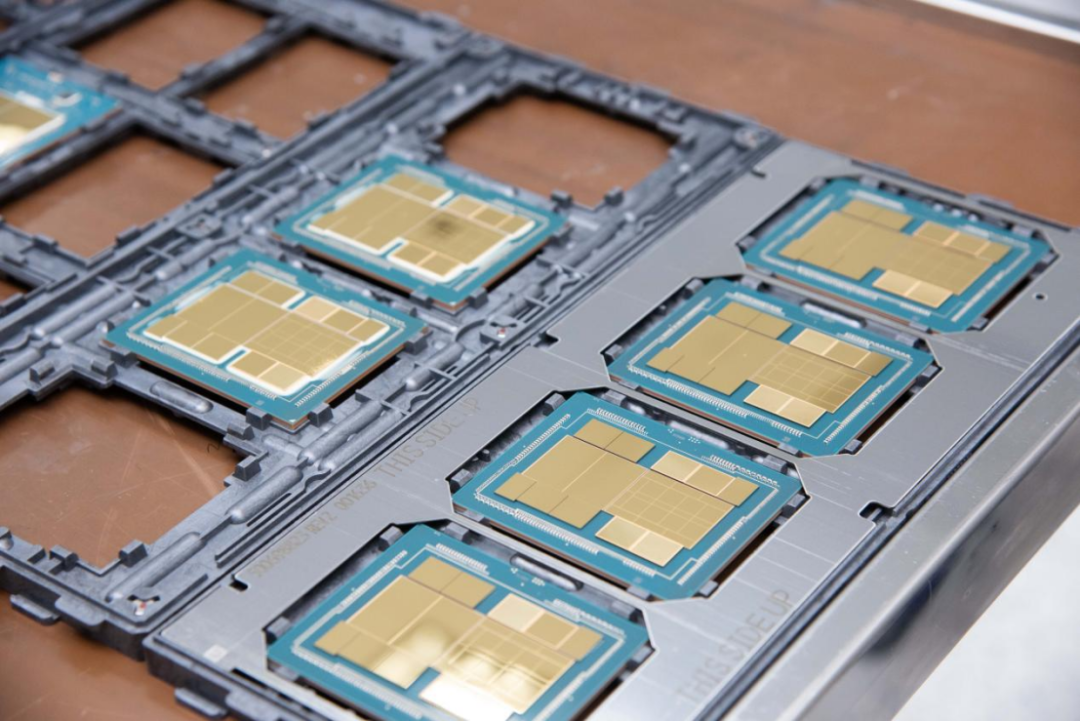 该流程包括多个步骤:芯片附着:芯片从卷轴上取出并附着到 pcb 基板上