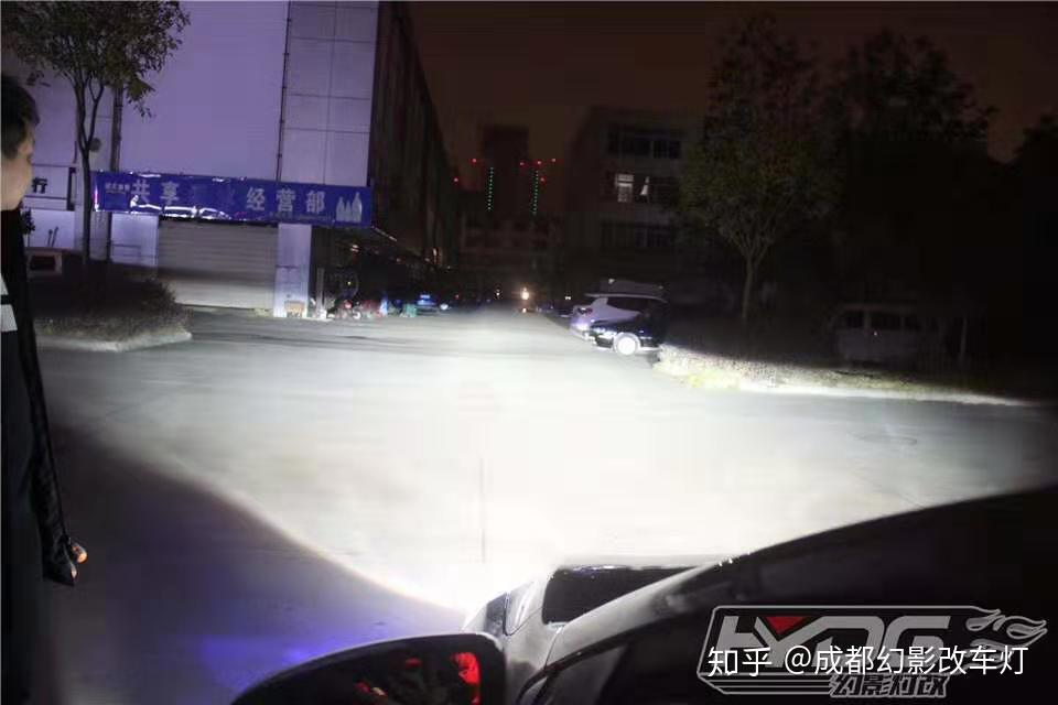 汽车灯的挑选与比较，哪个更好？，汽车灯挑选与比较，如何选择更好的汽车灯？