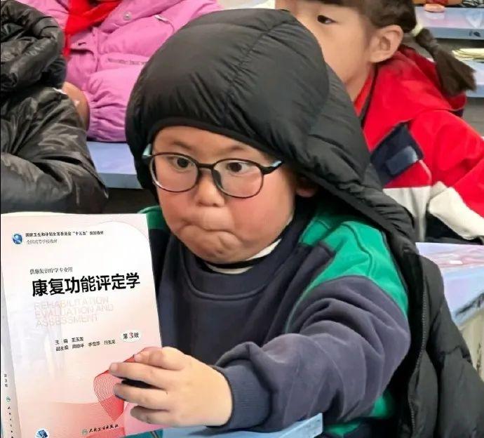 表情包:萌娃大哥期末复习读书表情包
