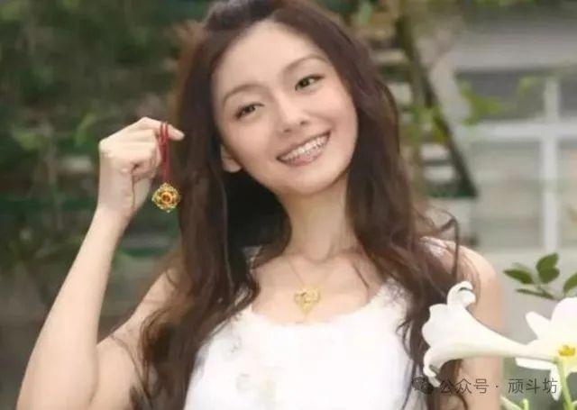 大s具俊晔外出聚会照曝光47岁穿吊带似少女又白又瘦又美