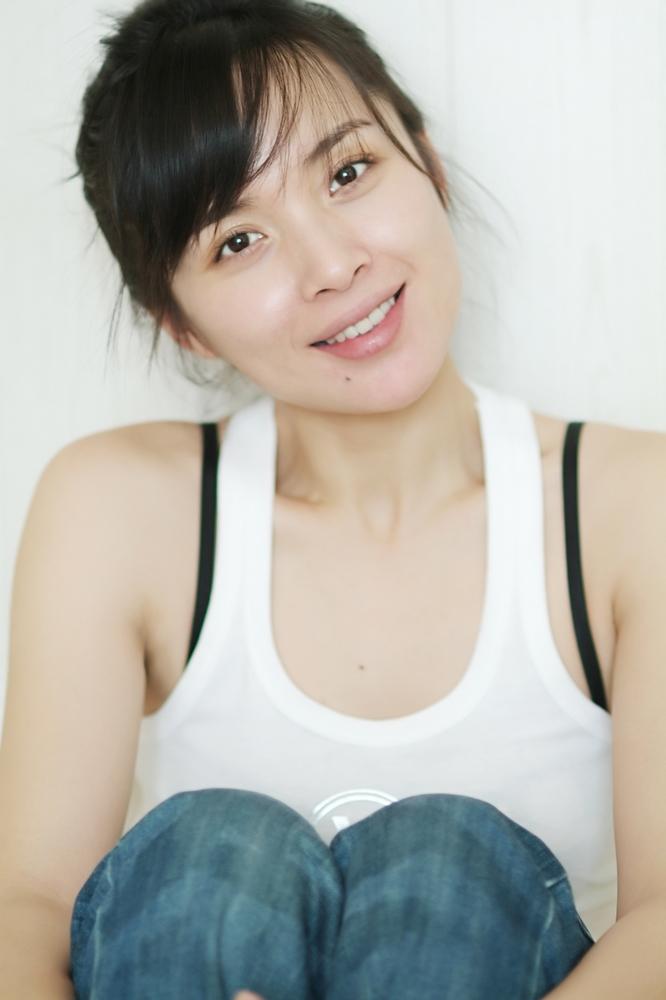 李佳,女,中国内地演员,1977年10月9日出生于云南东川,2000年毕业于