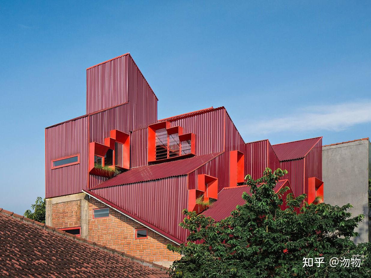 红色逐级叠加结构外观里的城市住宿,多户型住宅设计