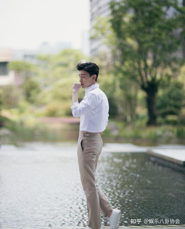 邓伦最新穿搭身穿白衬衫好像少年时刻洋溢着青春的气息