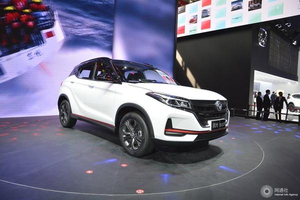 外观方面,东风风光500采用最新家族式设计语言,前脸梯形进气格栅搭配