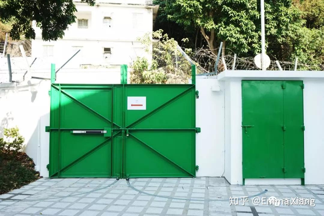 如今的芝大香港校园采取开放式设计,遗址中标志性的白围墙,绿铁门大