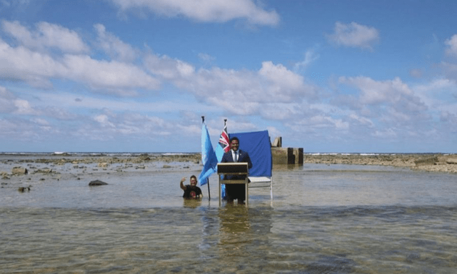 2021年太平洋岛国图瓦卢外长simon kofe站在水中呼吁关注全球变暖