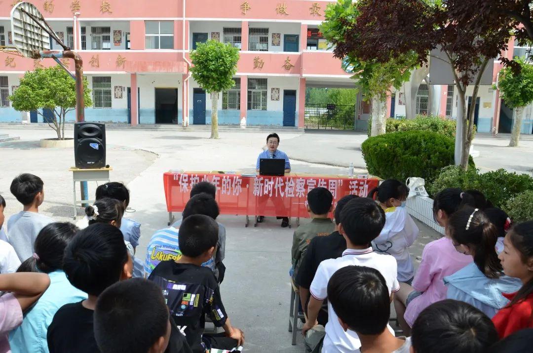 院检委会专职委员许海峰带领检察干警,先后前往埇桥区灰古镇灰古中学