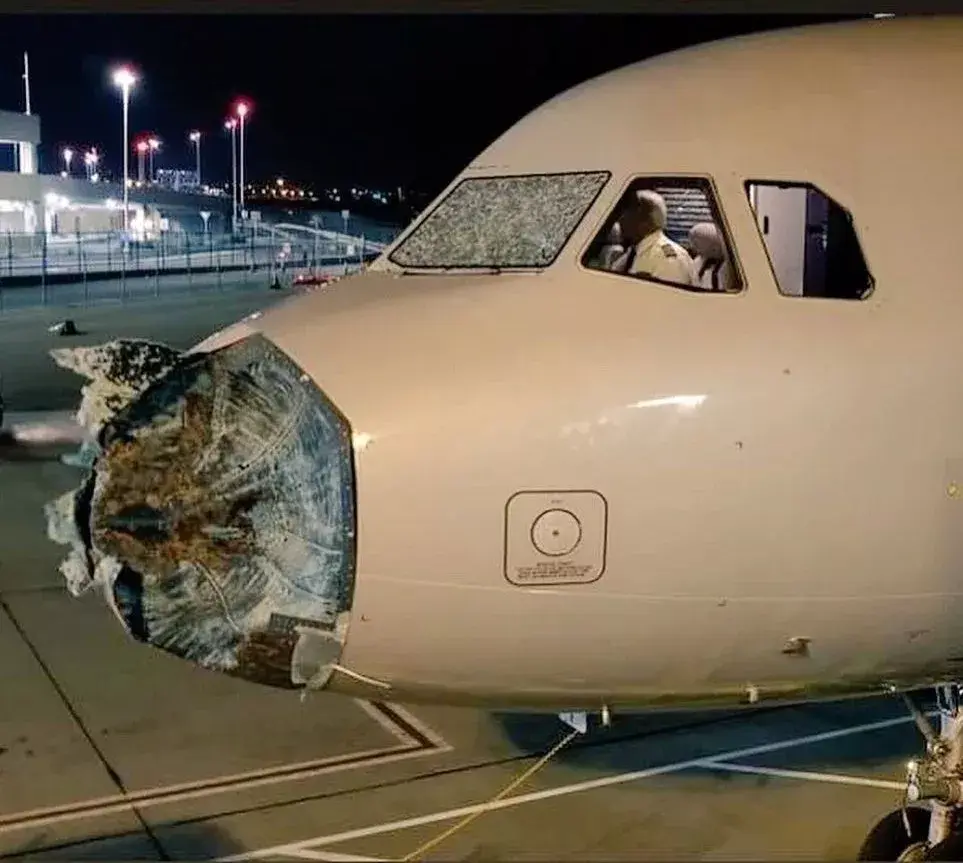 飞机怼向冰雹 鼻青脸肿备降! - 知乎