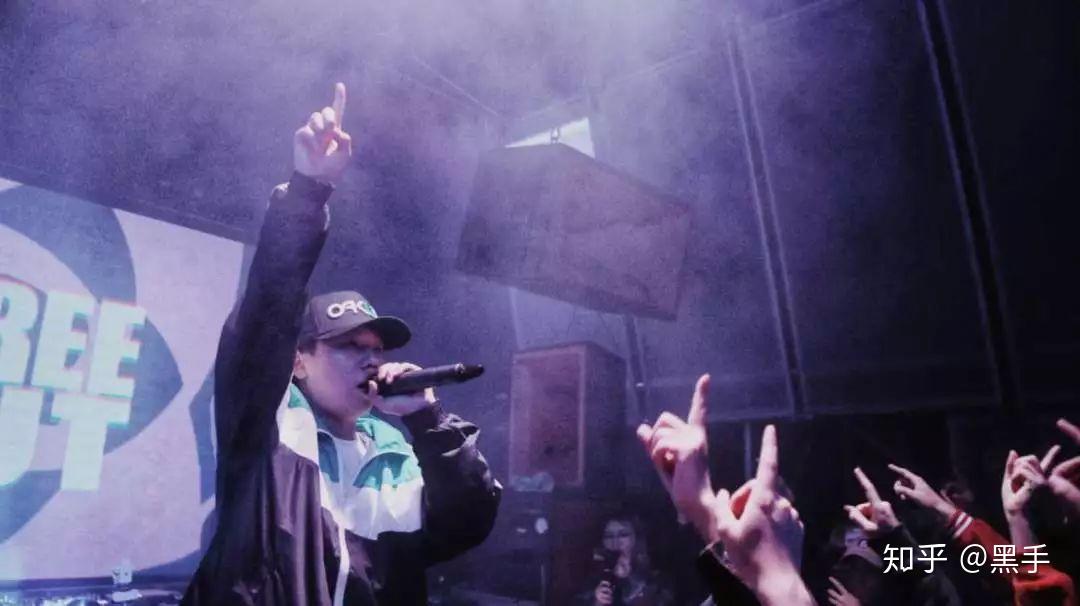 多年之后,《中国有嘻哈》把地下说唱圈抬到了地上,暴露在商业之下.
