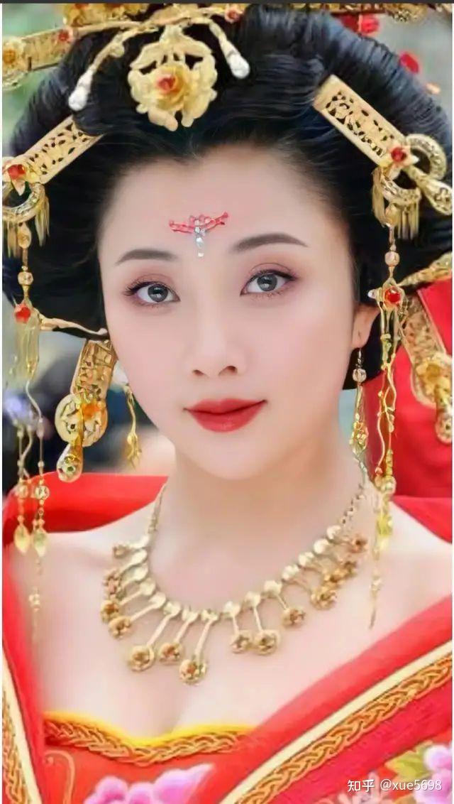 穿军装的女明星殷桃古装还是军装美