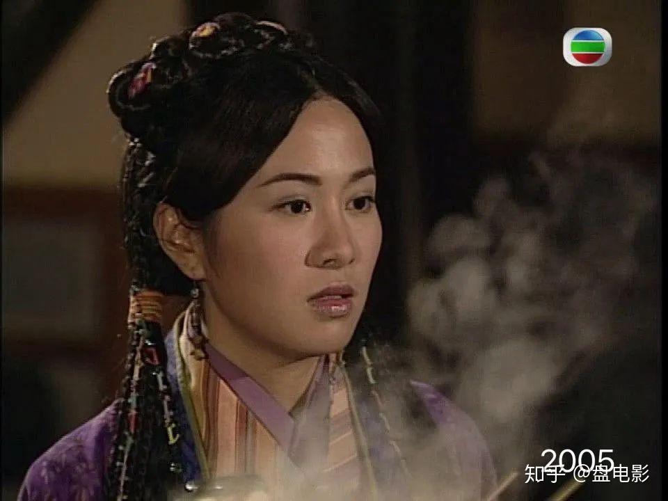 2006年,《情陷夜中環ii》中的海瀾,微卷長髮,裸色背心,很有港女感.