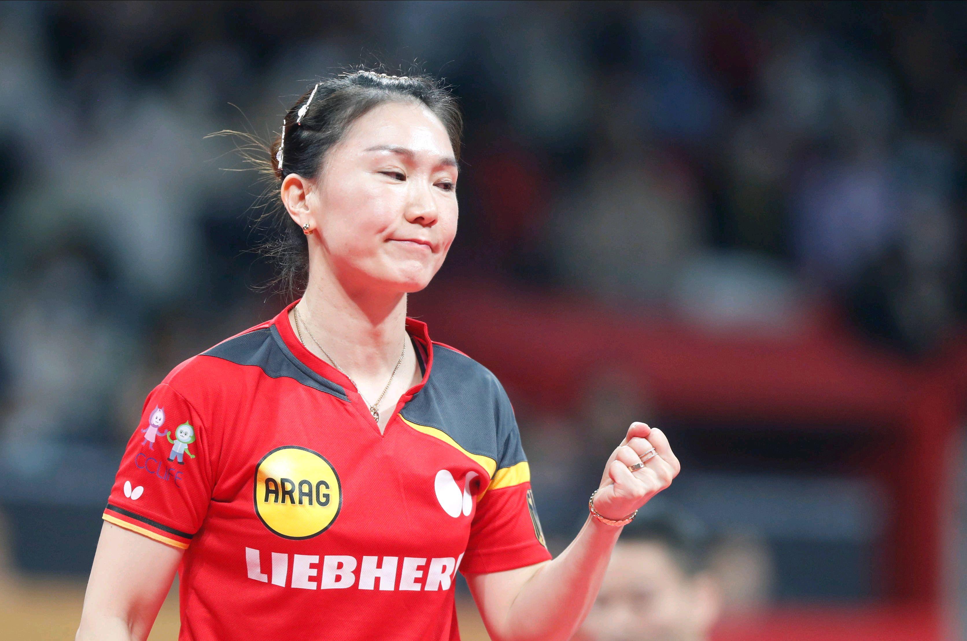 双方在正手对拉环节平分秋色,单晓娜还是赢在了发球变化上,也显示出了