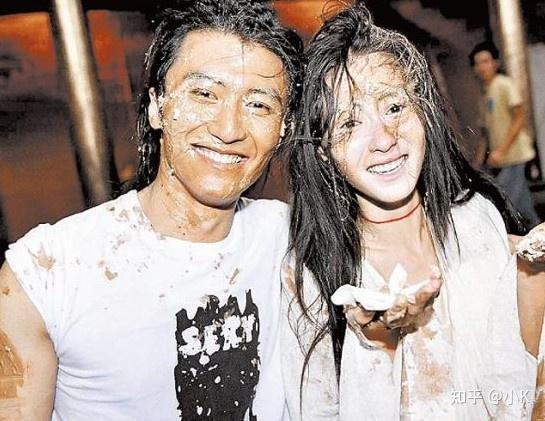 周星驰递给了她一支笔,让她假装演柳飘飘抽烟的那一段.