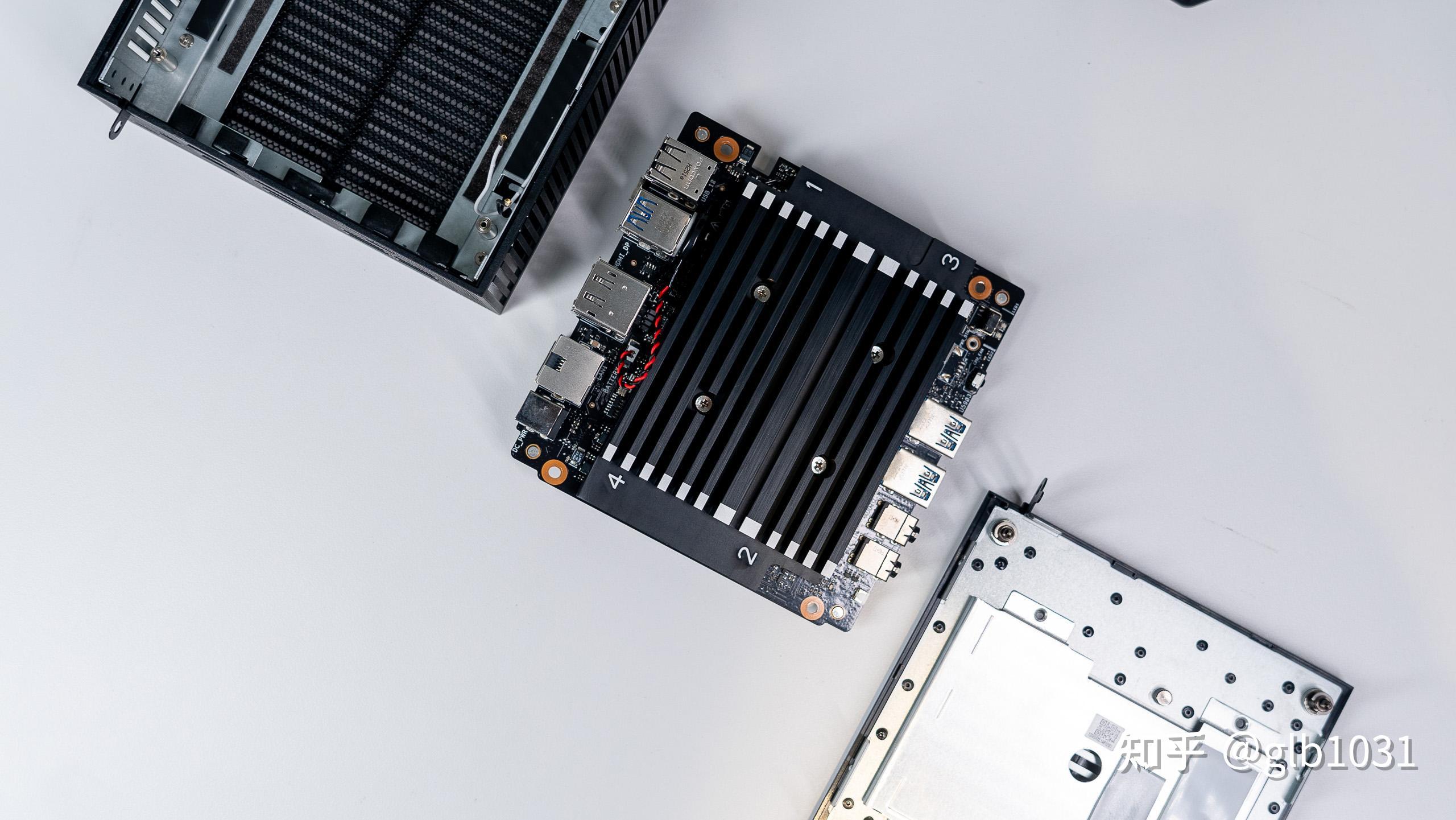 2 ssd接口,单根ddr4笔记本接口,还预装了ax201 无线网卡.