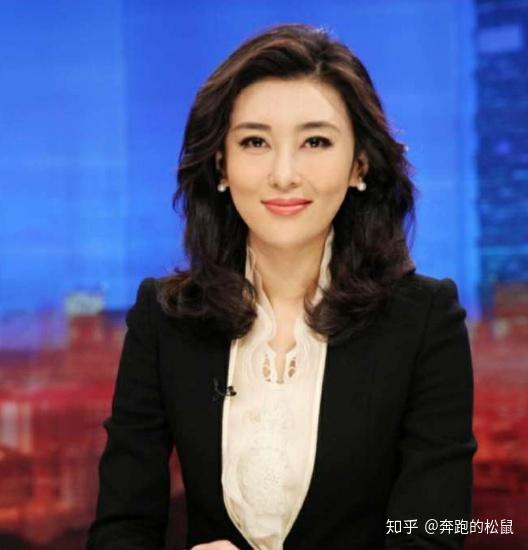 央视最有气质美女主持曾因胸围惹争议今成电话大王的儿媳妇