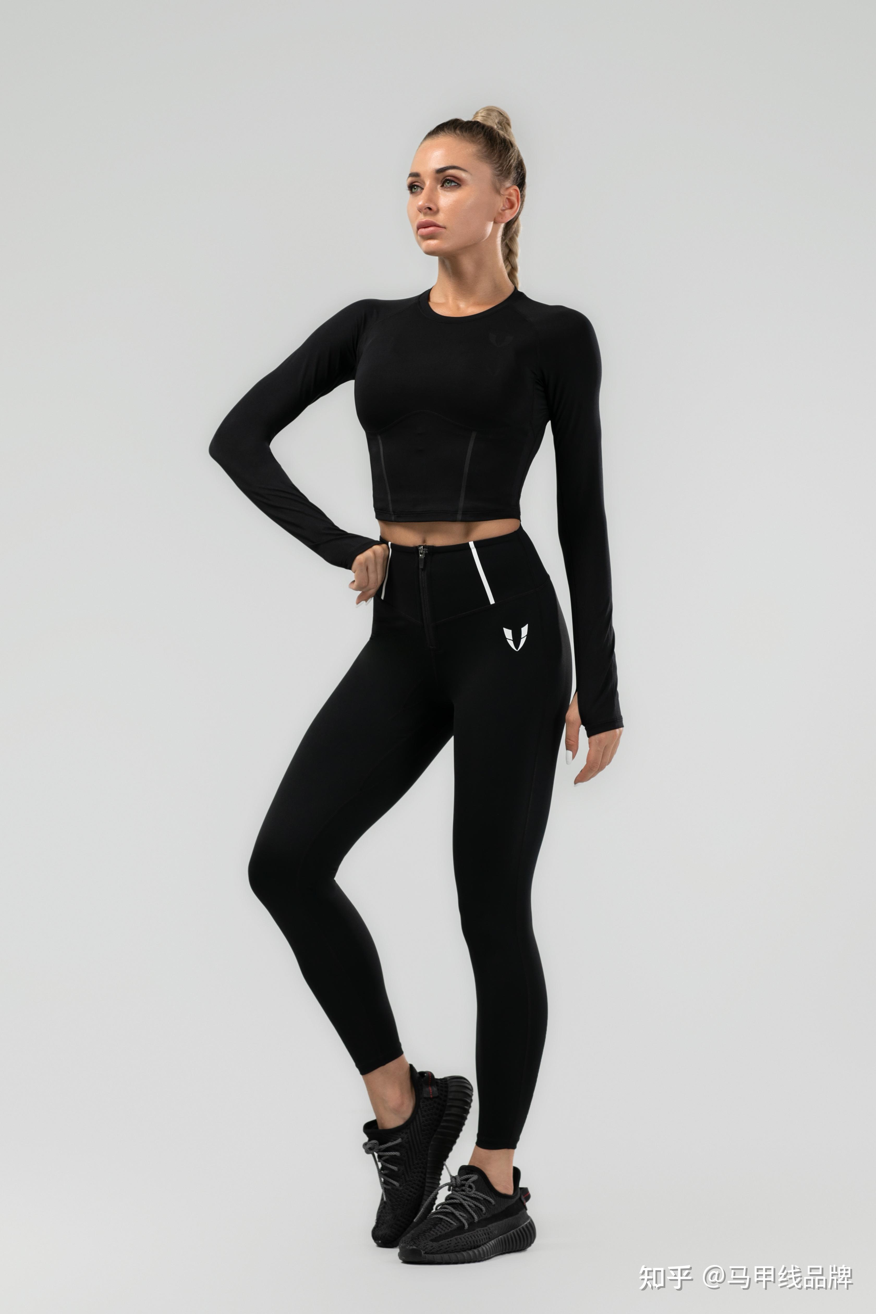 经典的圆弧走线 ,简约的设计,更加考验版型,烫画元素的加入,贴合身材