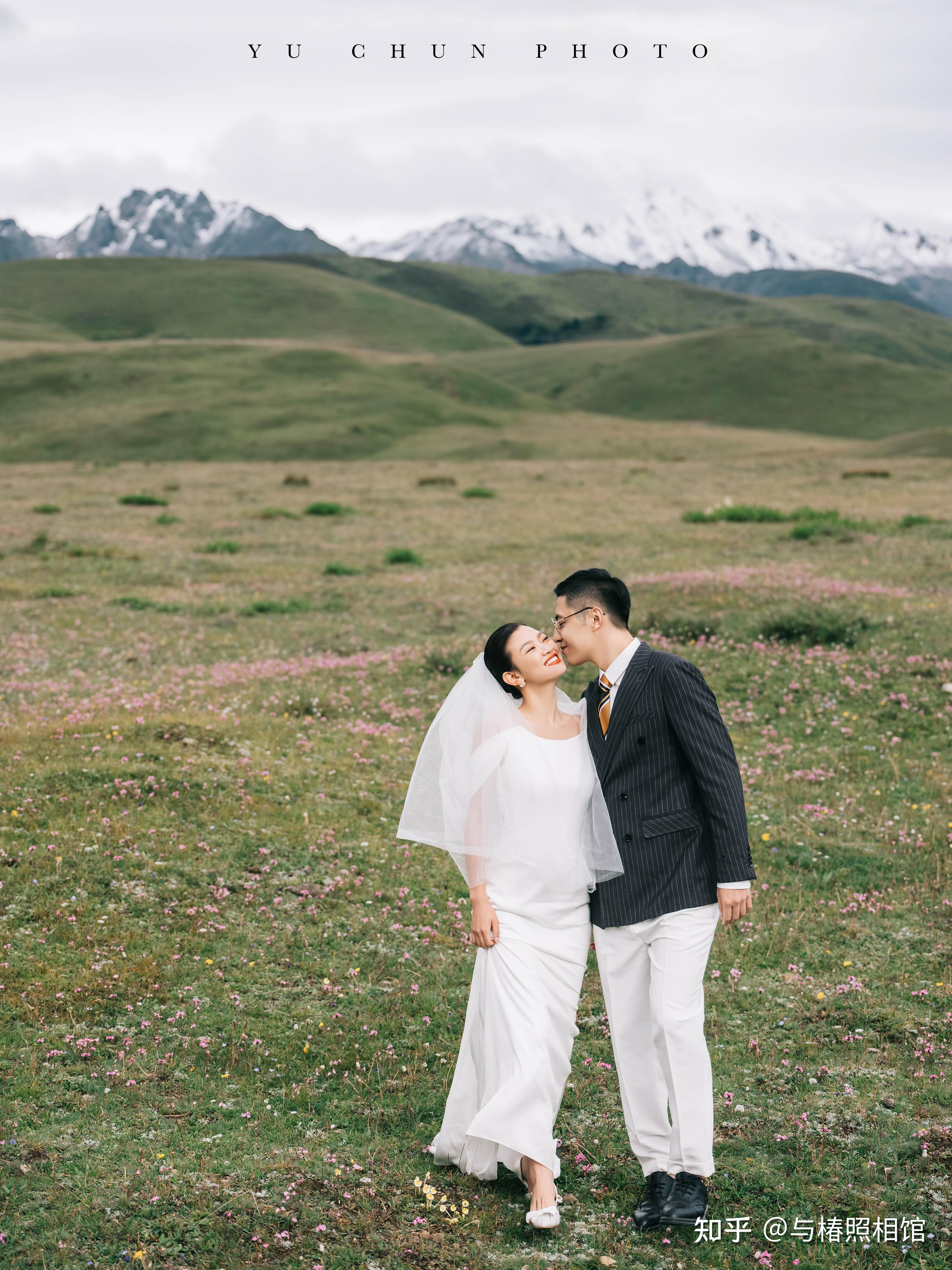 让人羡慕的婚纱照雪山下我们的对白川西新都桥旅拍婚纱照成都旅拍婚纱