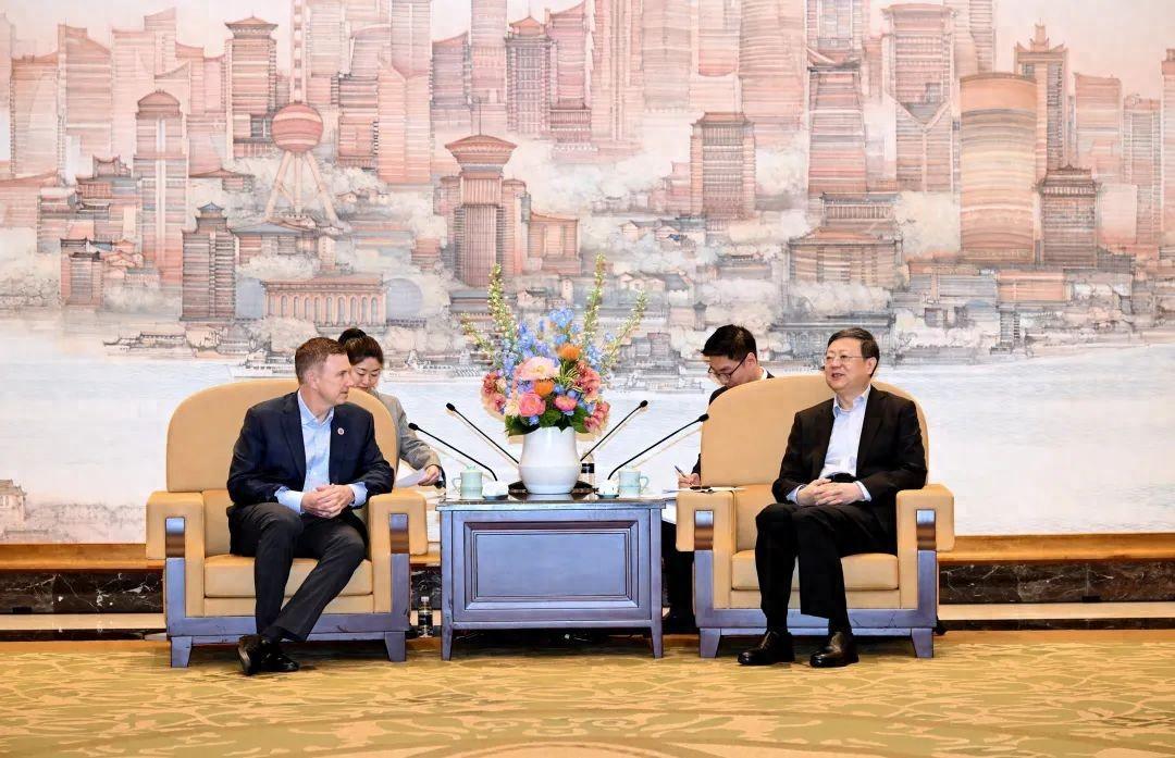 陈吉宁分别会见美敦力全球董事长杰夫·马萨,百时美施贵宝首席执行官