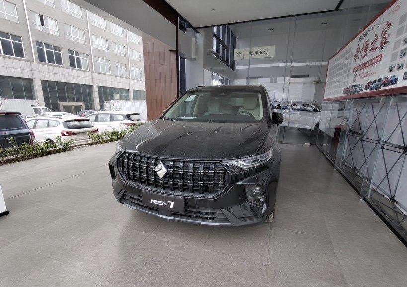 外观方面新宝骏rs-7采用家族内最新的设计美学,编织型的大尺寸八边形