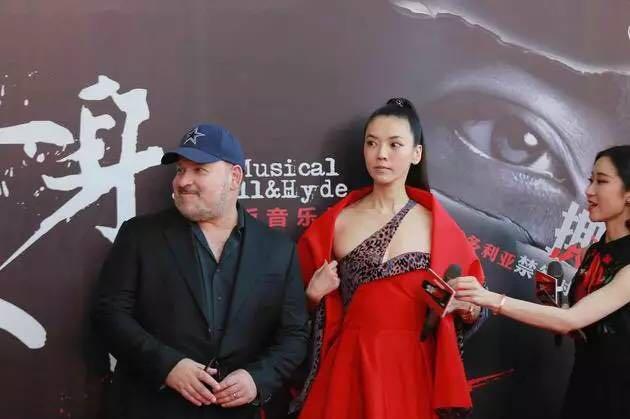 《变身怪医》首演场上的野角聚聚和妻子和央祐嘉,野角聚聚说这是对他