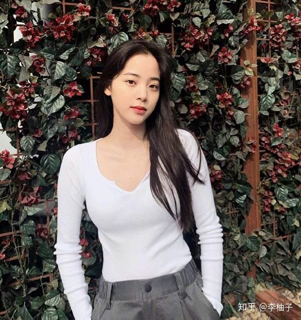 如何评价欧阳娜娜的长相?