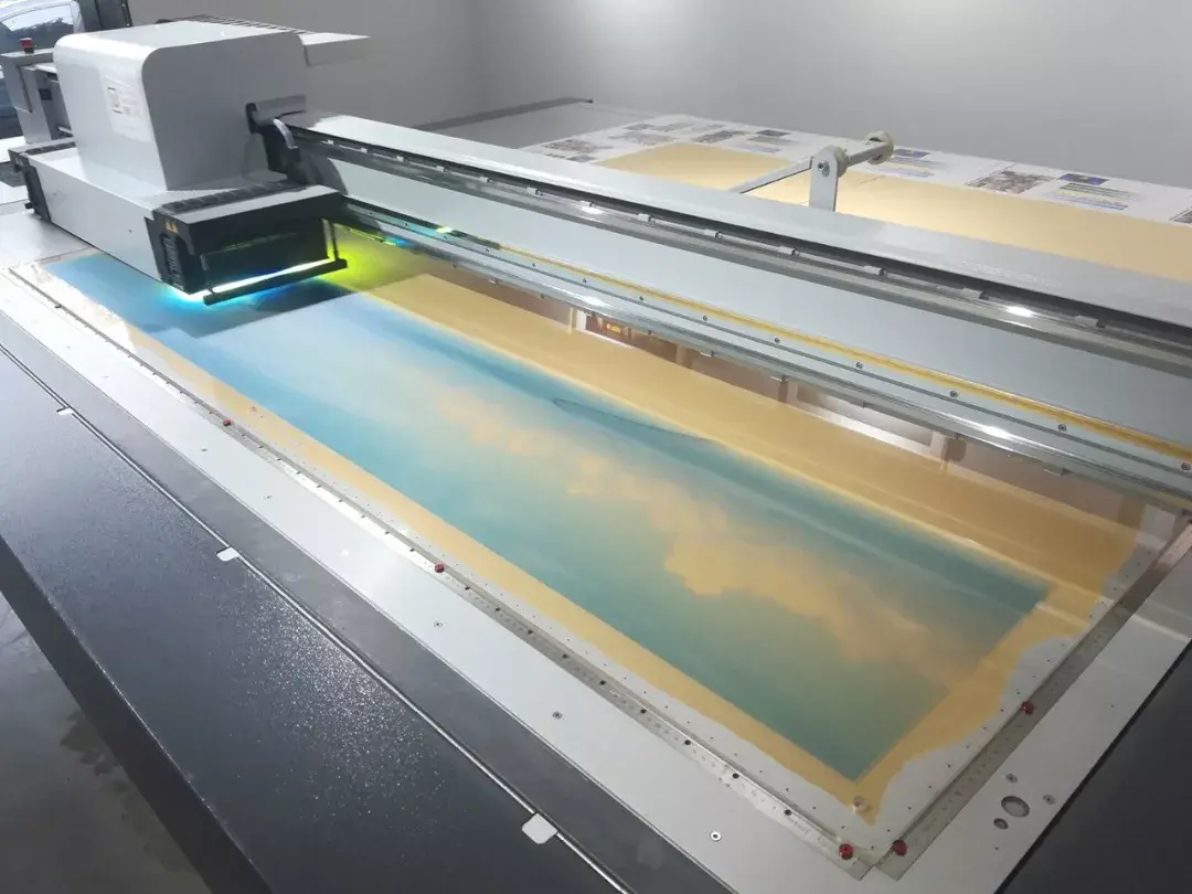 "uv"即紫外线(ultraviolet rays),"uv平板打印"即紫外线固化打印,本质