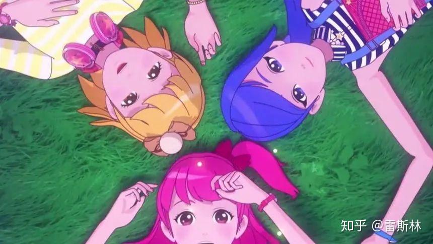 这部剧讲的是少女乔可星进入世界一流的偶像学校——菲梦学院,与队友