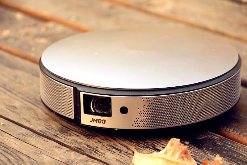 性能与价格为何要二选一试试两全其美的坚果c6家庭智能投影仪