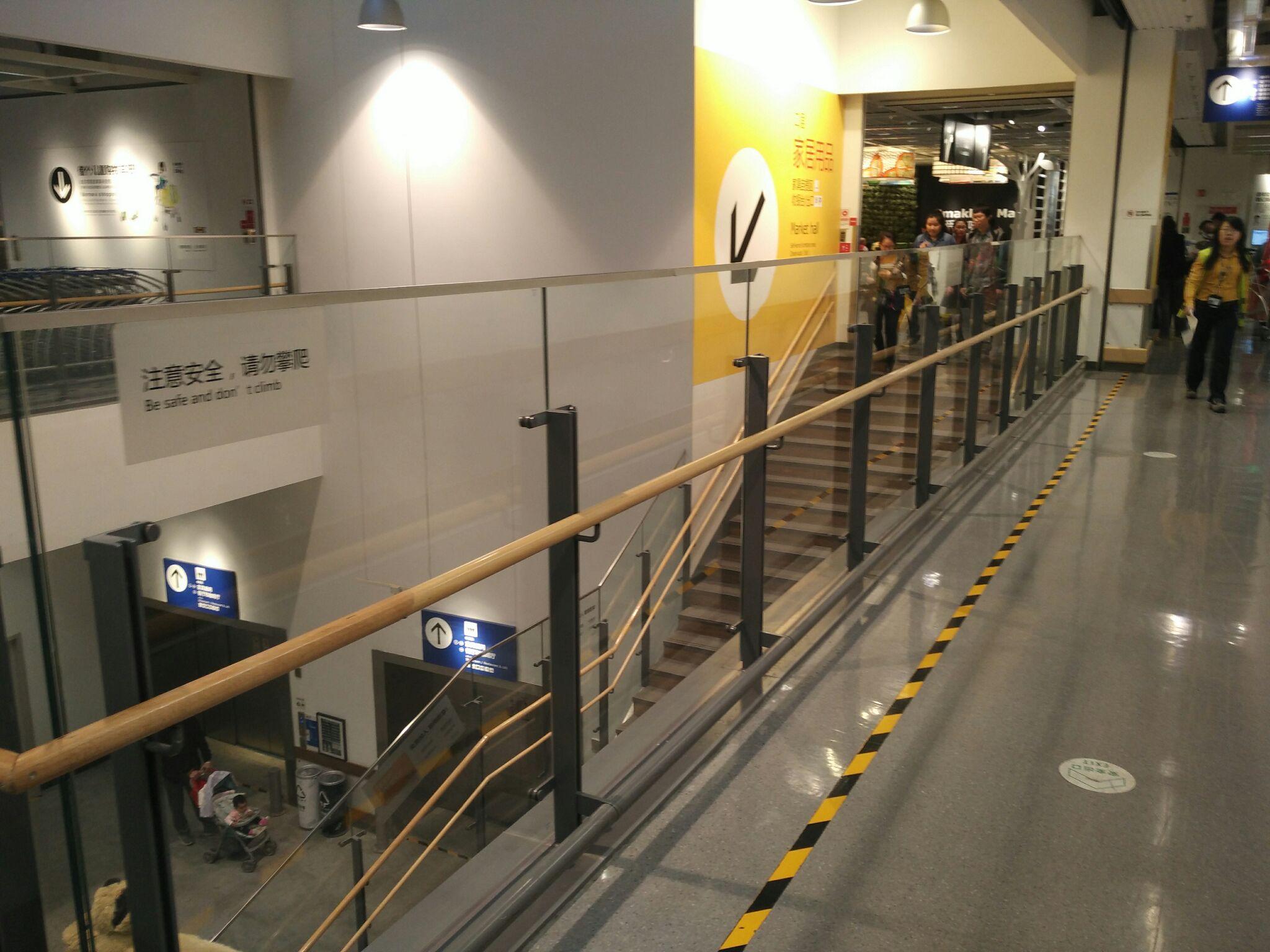 由天津大悦城事件想到的,商场的护栏应该往内设置弧度还是往外设置