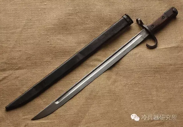 除了上面这种羽脊式刺刀以外,人们开始尝试在刀身中设置血槽.
