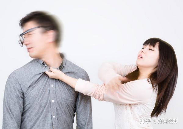 南京:年轻情侣吵架,女子跪地扇耳光,男友飞起一脚猛踢女友下体