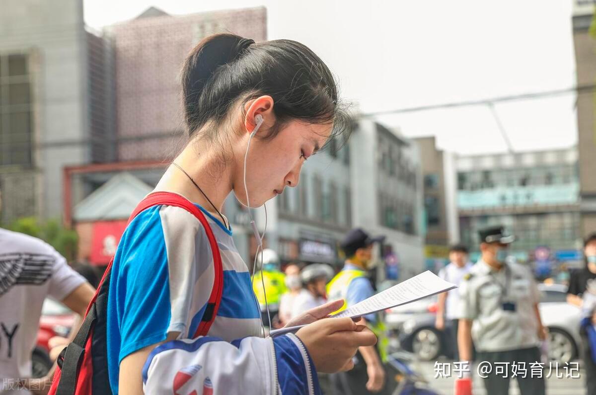 来自呼和浩特市第二中学,理科榜眼723分,来自鄂尔多斯一中, 两者分数