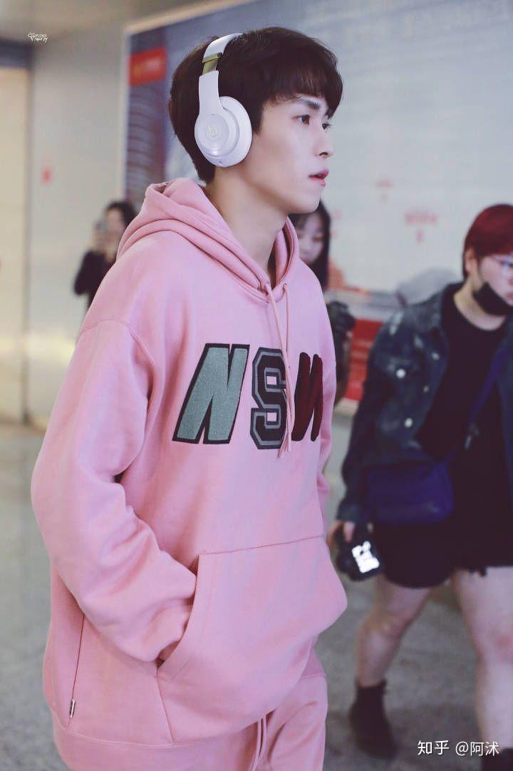 有没有哪个男明星穿粉色衣服好看?