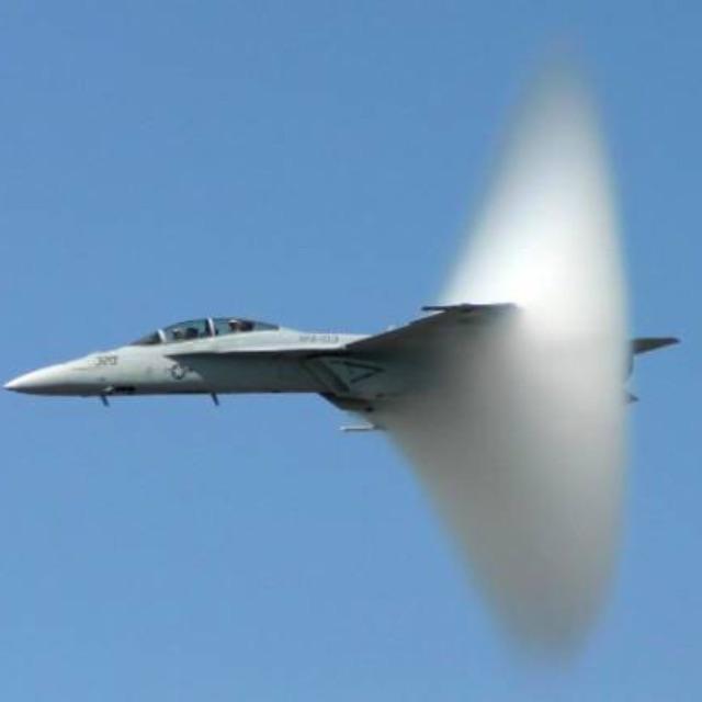 直到它终于突破音速的那一刻,耳边空气炸裂,眼前水雾弥漫