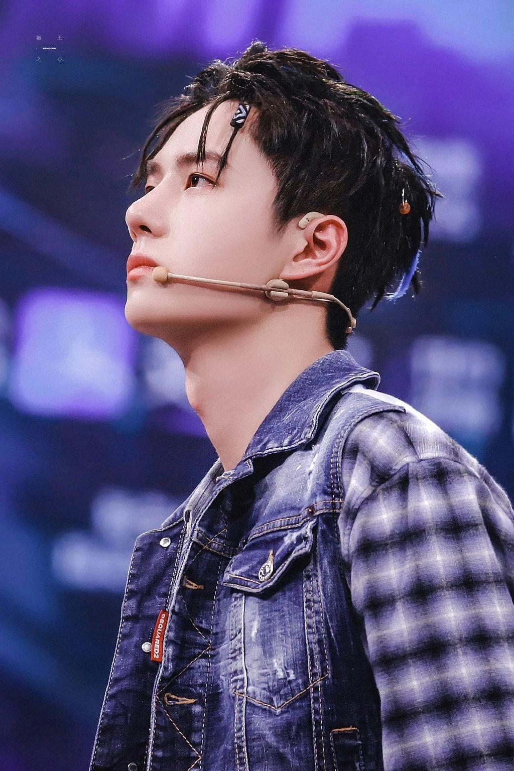 王一博街舞发布会壁纸送上蓝色格纹外搭牛仔夹克超酷超帅气