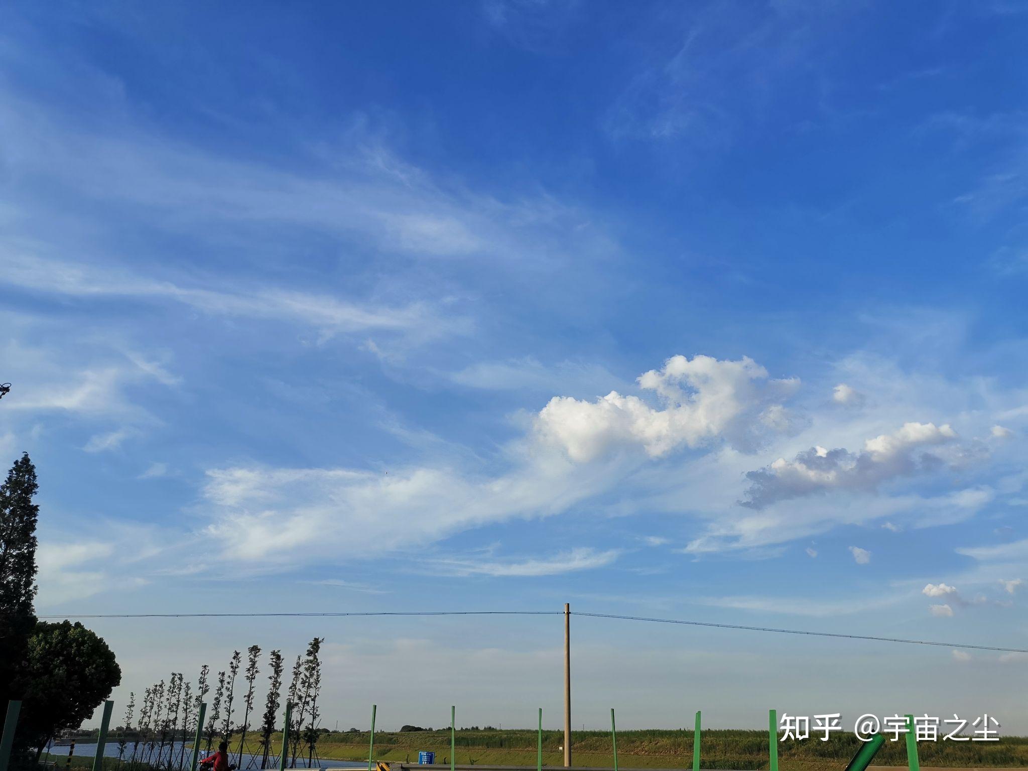 又忆夏空火烧云宇宙之尘